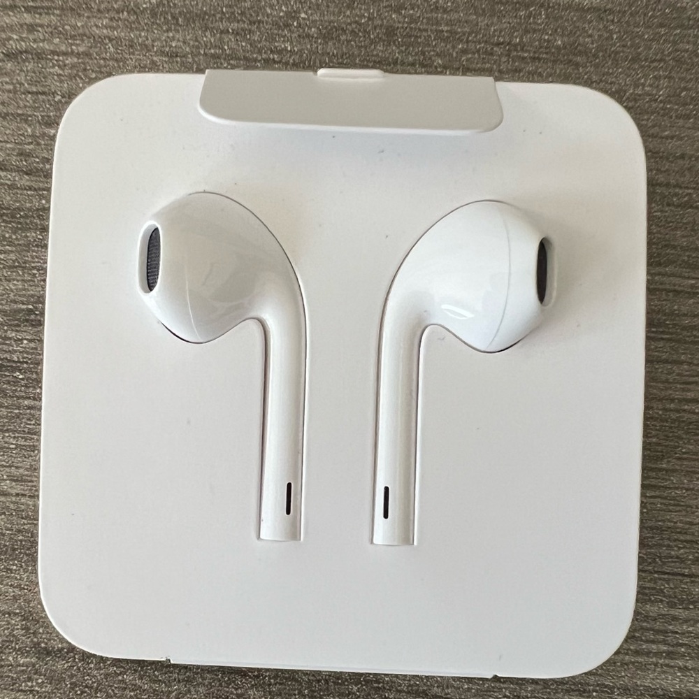 NEW Apple White Wired Earbuds